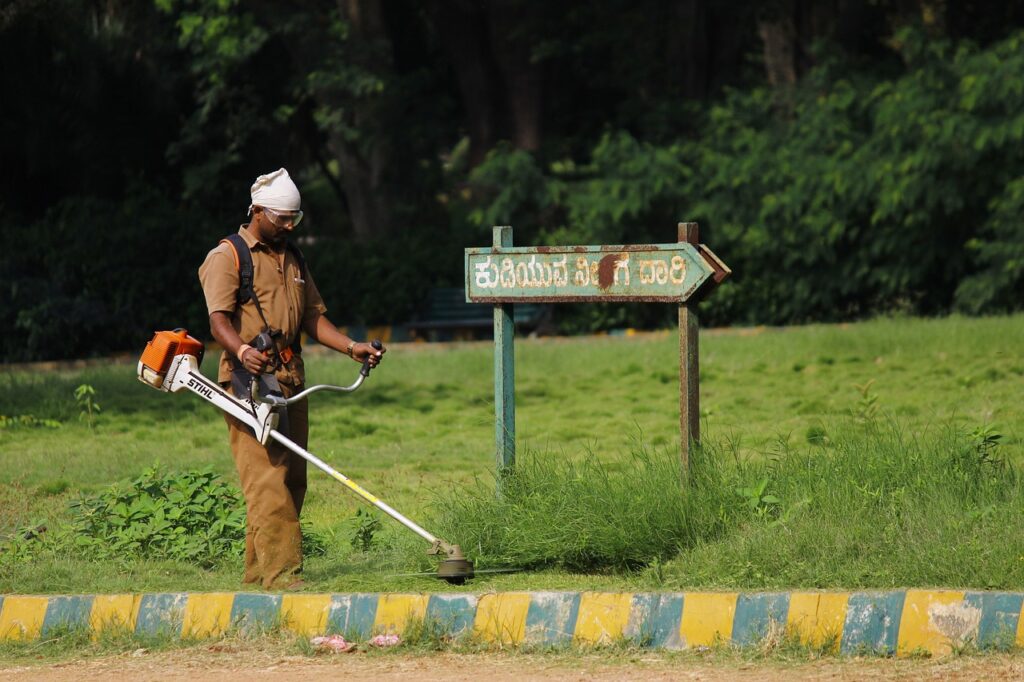 indian worker, garden maintenance, grass cutter-865664.jpg